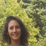Profesora de biología que imparte clase a niños de todas las edades, también nivel universitario