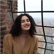 Diplomata in liceo artistico con ottimi voti, insegno storia dell’arte ai ragazzi, dalle medie alle superiori