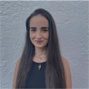 Chica joven responsable con bachillerato de ciencia tecnológicas 