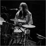 Clases de batería para tocar con groove y criterio musical. También doy clases de guitarra y composición. Si buscas un enfoque integral, lo vemos