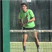 Profesor de pádel imparte clases individuales y en grupo para todas las edades