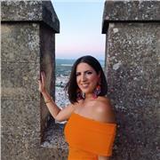 Soy una profesora comprometida con la enseñanza y el alumnado. Me gusta que haya una buena conexión y que el contenido sea atractivo y llevadero.
Adapto las clases a una dinámica didáctica, participativa y con cierto toque de metodología de la gramificaci