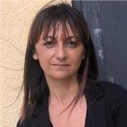 Docente di italiano impartisce lezioni per studenti di scuola primaria e secondaria di primo grado