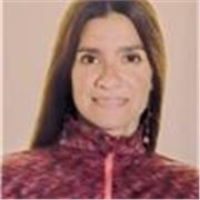 Profesor de primaria para reforzar los conocimientos de niños de 5 años en sus actividades 