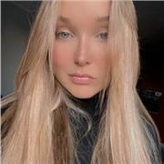 Studentessa universitaria che impartisce ripetizioni