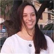 Insegnante di Inglese, con diploma del liceo linguistico. Adatta per ripetizioni scuola elementare e medie