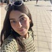 Mi nombre es Inés, viví en Suiza hasta mis 10 años, por lo que mi lengua materna es el francés, llevo 3 años impartiendo clases