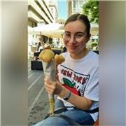 Studentessa universitaria per ripetizioni di inglese a ragazzi e ragazze.