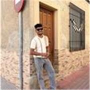 Profesora de inglés comprometida, con comunicación cercana y métodos dinámicos, dirigida a niños y jóvenes.