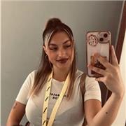 Buena estudiante dispuesta a ayudar a niños de primaria