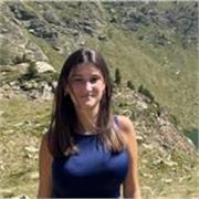 profesora de apoyo escolar especializada en clases para niños de forma online o presencial