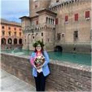 Laureata in Lettere, propone lezioni di lingua e letteratura italiana
