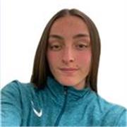 Joven estudiante universitaria de altas calificaciones, con conocimientos variados