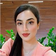 Insegna inglese a bambini delle scuole elementari e medie.