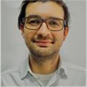 Docente licenciado en ciencias sociales con experiencia en el sector público y privado.