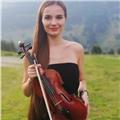 Diplomata al conservatorio di torino con l'esperienza didattica impartisce lezioni di violino e teoria e solfeggio