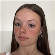 Étudiante en aide pour faire du soutien scolaire aux élèves de primaire en cas de difficultés