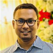 Eine Englischlehrerin, die Kinder und Erwachsene aller Altersgruppen unterrichtet.