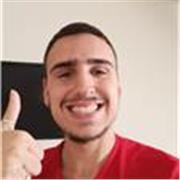 Inglés para gente que quiera empezar a aprenderlo. Me centro en saber escucharlo y hablarlo que es lo realmente útil. Intercambio de conversaciones sencillas es de los mejores métodos para aprender de base un idioma.