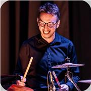 Batteur avec 20 ans d’expérience en groupe, scène et studio donne cours de batterie pour débutants à Toulouse