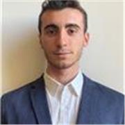 Studente laureato impartisce lezioni di economia a studenti universitari e non