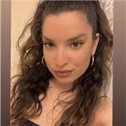 Studentessa che impartisce lezioni di matematica, italiano, storia e altre materie