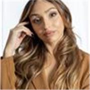 Offro lezioni di canto, recitazione e presenza scenica:
voce, corpo e verità.