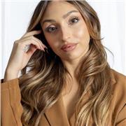 Offro lezioni di canto, recitazione e presenza scenica:
voce, corpo e verità.