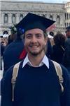Docente di italiano impartisce lezioni di lingua italiana a stranieri