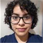 Estudiante universitario imparte clases a estudiantes de colegio de todas las edades