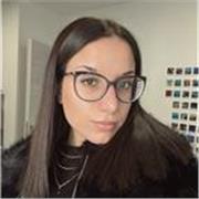 studentessa universitaria offre aiuto compiti a bambini delle elementari e medie