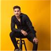 Soy una persona muy flexible que siempre busca las debilidades y puntos fuertes de los clientes. Para mejorar unos y potenciar otros. Cada cliente necesita un entrenamiento diferente. Me gusta individualizar cada uno de los entrenamientos. 