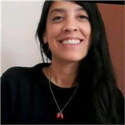 Profesora de Marketing Digital para jóvenes profesionales sin experiencia.