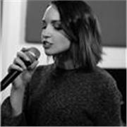 Insegnante di Canto Moderno e musicista, certificata per il metodo VEM, la mia lezione è adattabile a qualsiasi stile musicale moderno