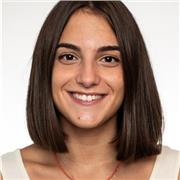 Profesora de inglés que da clases a niños/as de todas las edades