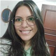 Profesora de infancia ofrece clase a niños pequeños en edades de 2 a 9 años