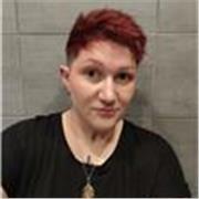 Ancienne étudiante en psychologie, diplômée en hypnose et accompagnatrice neurodiversité 