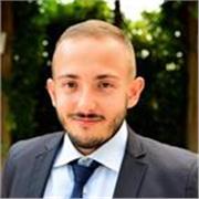 Giovane plurilaureato in economia e scienze politiche fornisce lezioni di Spagnolo a studenti di medie, superiori e università