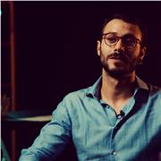 Insegnante madrelingua impartisce lezioni di italiano a studenti e adulti stranieri