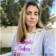 Educadora de párvulos enseña español a niños y adultos