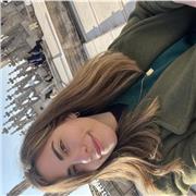 Ragazza laureata in Biotecnologie impartisce lezioni di biologia, chimica e inglese per studenti di medie e liceo