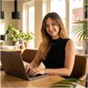 Profesora de Marketing, que sigue en activo y está actualizada a las tendencias y nuevas corrientes. Ideal para todas las edades.