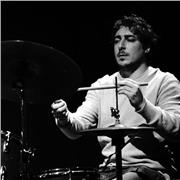 ¿Quieres aprender a tocar la batería de forma divertida y dinámica? Me adapto a tu nivel desde cero hasta nivel avanzado: técnica, independencia, lectura, estilos, prueba de acceso a grado superior