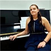 Profesora de canto, piano y lenguaje musical. Nivel elemental y profesional. 
Cursos y también de verano