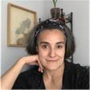 Profesora titulada en Educación Secundaria y Bachillerato con más de veinte años de experiencia en dibujo y artes visuales.