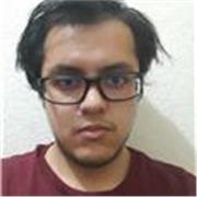 Profesor de historia imparte clases a jóvenes