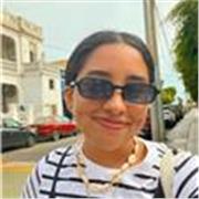 Profesora de español imparte clases a alumnos de tipo de edades y nacionalidades