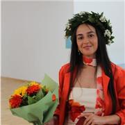 Laureata in lingue, letterature e mediazione linguistica con il massimo dei voti si propone come insegnante di lingua e letteratura inglese