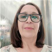 Profesora de comunicación imparte clases a estudiantes de primaria (escolares), comprensión lectora, gramática, ortografía