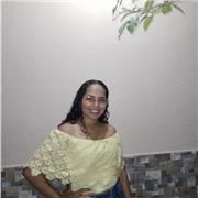 Profesor en formación imparte clases a niños de primaria